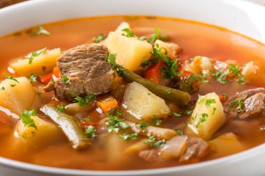 Bir kase sebze çorbası yakın. 