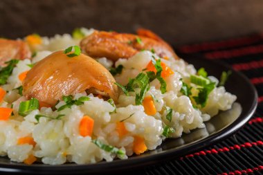 Pilaf - Romanya geleneksel yemekleri, arka planda tavuk, pirinç ve sebzelerle yapılıyor