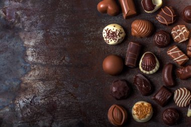 Çikolata çeşitleri, beyaz, siyah ve sütlü çikolatalar. Fotokopi alanı ile tatlı arkaplan. Üst görünüm