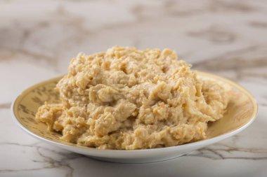 Tabakta püre tavuk göğsünden yapılmış krema.