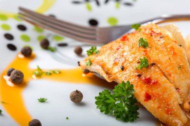 Tabağında bitkiler olan marine edilmiş balık.