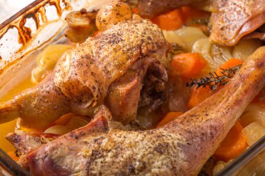 Tepside kızarmış tavuk ve havuç ve soğan.