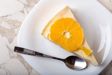 Bir dilim ev yapımı portakallı kek ve çay kaşığı. 