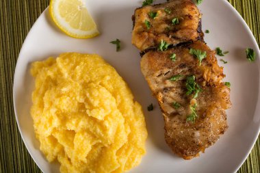 Tavada kızarmış uskumru ve limon.