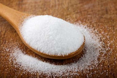 Ahşap zemin üzerinde ince tuz dolu ahşap kaşık