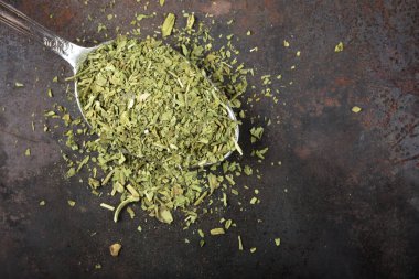 Fotokopi alanı olan paslı arka planda kurumuş aşkla dolu kaşık