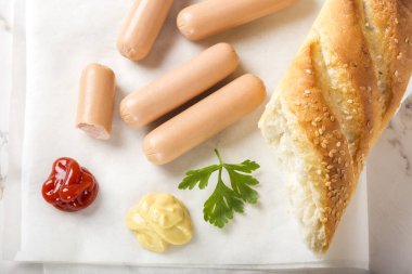 Ekmek, hardal ve ketçaplı sosisler (Frankfurter)