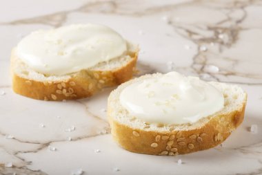 Krem peynirli ve tuzlu susamlı simit.