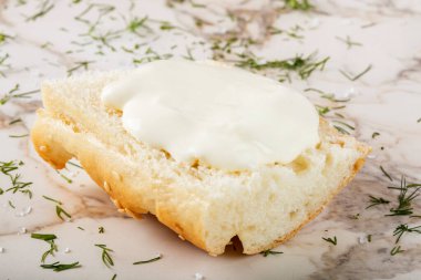 Krem peynirli susamlı simit, dereotu ve tuzlu.