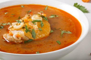 Erişteli tavuk çorbası ve masada sebze.