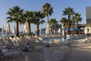 Lüks otelin yüzme havuzu ve plajı, Zakynthos, Yunanistan