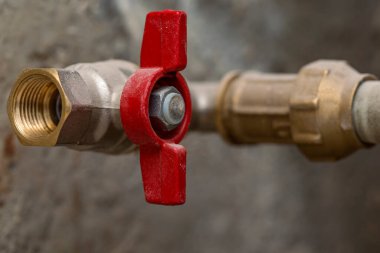 Kırmızı kelebek saplı küçük top valfini kapat.