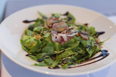 Taze salata ve füme et.