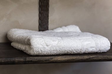 Tahta destekli beyaz bir havlu.