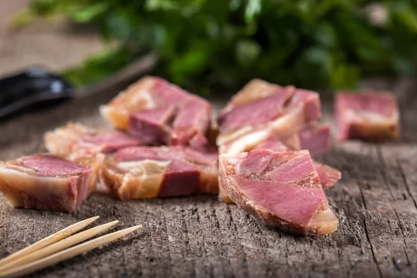 Arka planında bıçak ve maydanoz olan Romen aspic toba