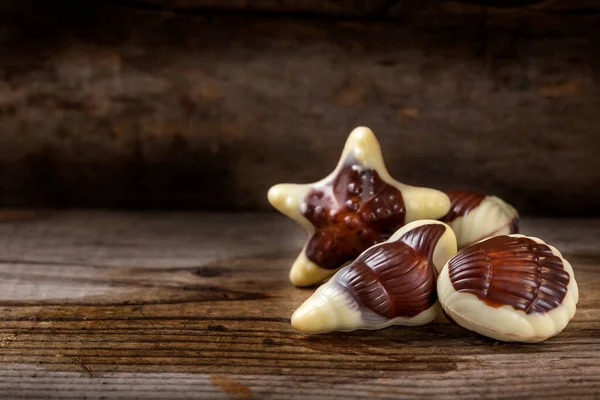 Deniz kabuklarının şekerini kırsal ahşap arka planda kapat