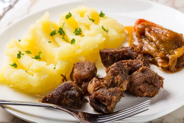 Tochitura Moldoveneasca Romanya geleneksel yemekleri fırında biber ile