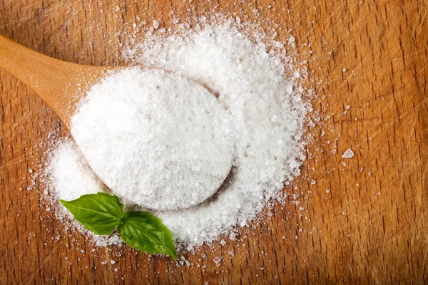 Tuz. Ahşap zemin üzerinde kaba taneli deniz tuzu