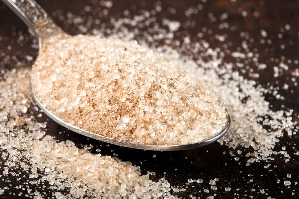 Paslı arka planda kaynamış şarap için baharatla dolu kaşık.