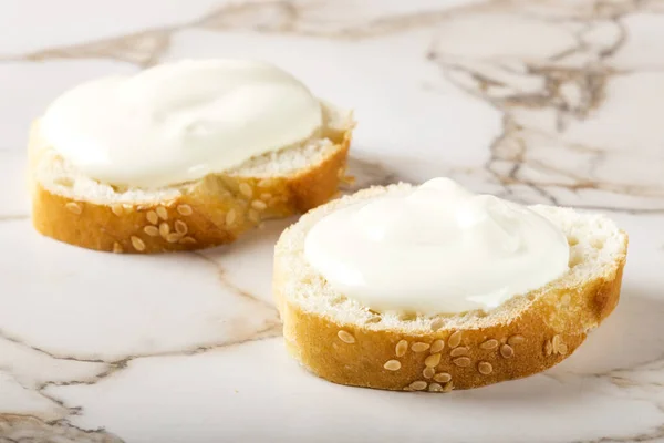 Masada krem peynirli susamlı simit.