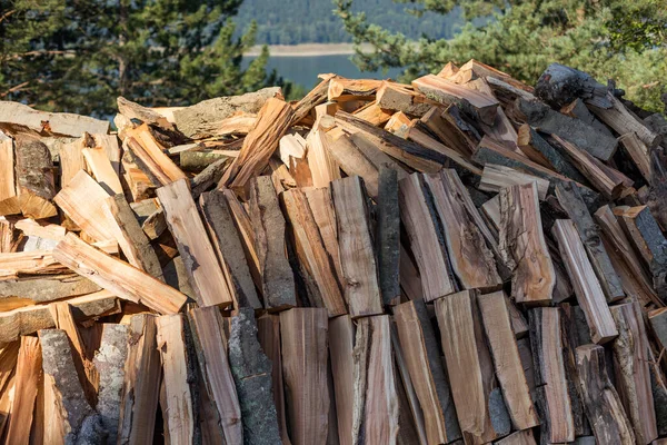 Odun odunları kulübenin dışındaki yığınlara istiflenmiş.