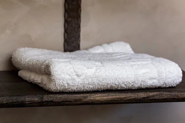 Tahta destekli beyaz bir havlu.