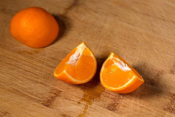 ahşap kesme tahtası üzerinde taze portakal dilimleri