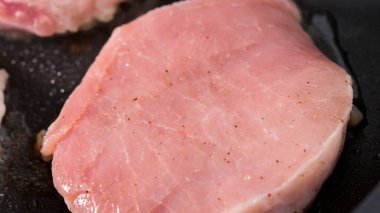 Kızarmış domuz kaslarını tavada yağlı etle kapat.