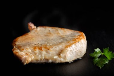 Arka planda bir parça kızarmış domuz eti.