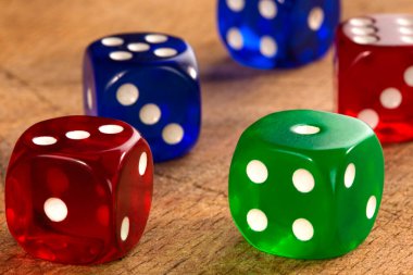 Ahşap arka plandaki renkli zarları kapat