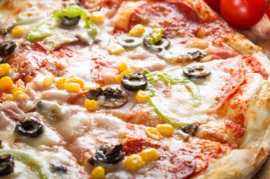 İtalyan Capriciosa pizzası salam ve sebzeden yapılır.