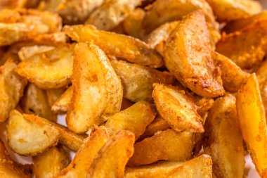 Baharatlı Meksika kaplamalı patates dilimlerini kapat.