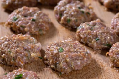 Çiğ köfte ahşap kesme tahtası üzerinde. Küçük alan derinliği