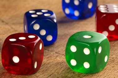 Ahşap arka plandaki renkli zarları kapat