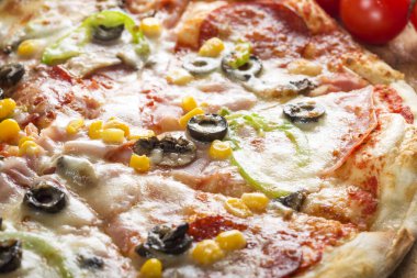 İtalyan Capriciosa pizzası salam ve sebzeden yapılır.