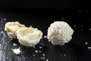 Kırık Raffaello beyaz şeker ve hindistan cevizi gevreği.