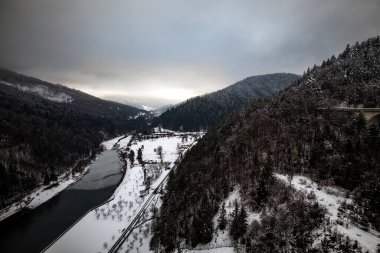 Dağlık kış manzarası, Romanya 'nın Doğu Karpatlar kentindeki Bicaz barajından manzara