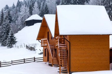 Kış mevsiminde iki küçük tatil evi - Romanya