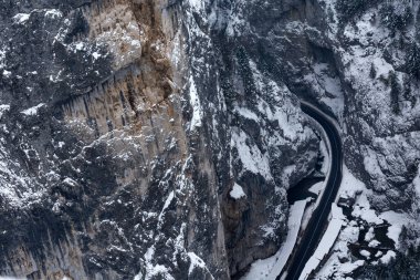Romanya 'nın Bicaz Chei kentindeki kavisli yolun hava manzarası