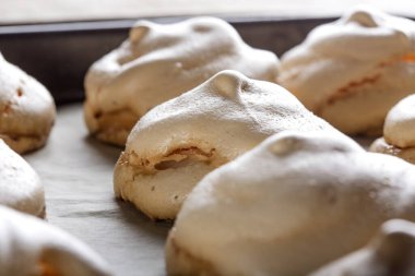 Tepside ev yapımı kremalı pastaları yakın.