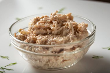 Ev yapımı ton balığı, tereyağı, soğan ve cam kasede öğütülmüş karabiber ezmesi.