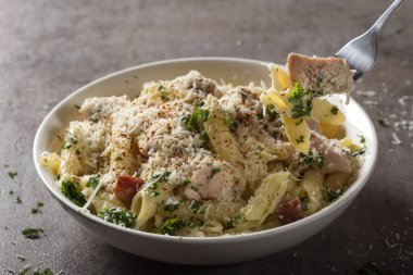 İtalyan makarna makarna ile tavuk eti ve çatallı pastırma.