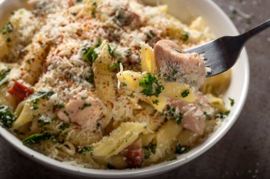 İtalyan makarna makarna ile çatallı tavuk eti ve pastırma.