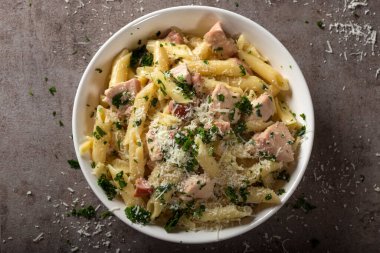 Tavuklu makarna ve pastırmalı makarna.