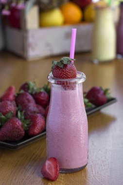 Yoğurtla karıştırılmış taze organik çilekli meyveli milkshake.