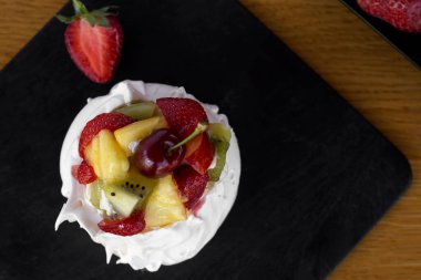 Restoran tatlısı- Anna Pavlova kremalı ve taze çilekli krema.