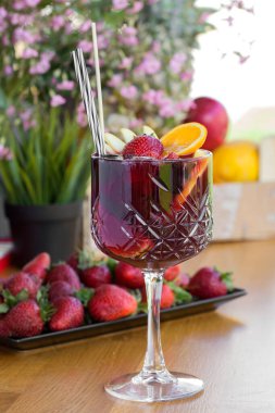 Barda votka, çilek ve limonlu kokteyl.