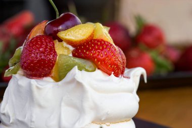 Lokanta tatlısı- Anna Pavlova kremalı ve taze çilekli - yakın çekim