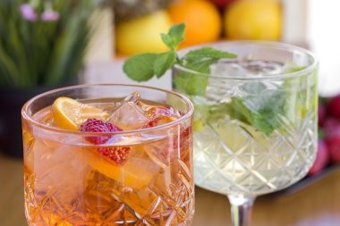 Bardakta votka, çilek, nane ve limonlu iki kokteyl - yakın görüş