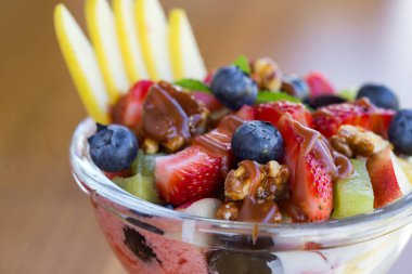 Meyve salatası ve karamel soslu kase. Yakın çekim.